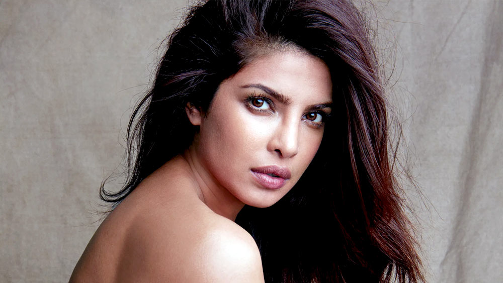 প্রিয়ঙ্কা চোপড়া জোনাসও বড়পর্দা থেকে সাময়িক বিরতি নেওয়ার পর আবার ফিরে আসছেন নতুন চমক নিয়ে। তবে, বলিউডে নয়, হলিউডে কাজ করছেন তিনি। ওটিটি প্ল্যাটফর্মে মুক্তি পেতে চলেছে ‘সিটাডেল’ সায়েন্স ফিকশন ঘরানার ওয়েব সিরিজটি।