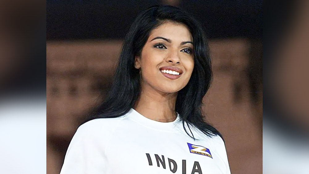 ২০০২ সালে তামিল ছবি ‘থামিজান’-এ দক্ষিণী অভিনেতা বিজয়ের বিপরীতে প্রিয়ঙ্কাকে প্রথম অভিনয় করতে দেখা গিয়েছিল। দু’দশক পরে সেই অভিনেত্রীকেই হলিউডের জনপ্রিয় প্রযোজক গোষ্ঠী ‘রুশো ব্রাদার্স’ ক্যাপ্টেন মার্ভেল চরিত্রের জন্য বেছে নিয়েছেন। ২০ বছরের এই ব্যবধানে অভিনেত্রী যেমন সাফল্যের চূড়ায় পৌঁছেছেন, তেমনই রূপ-চেহারার জেল্লাতেও চমকে দিয়েছেন সকলকে।