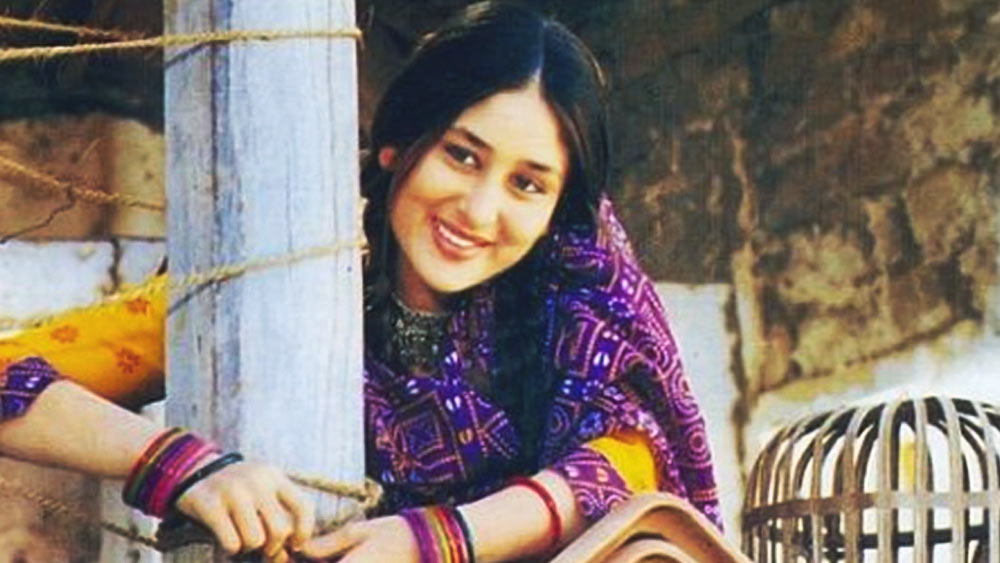 ২০০০ সালে ‘রিফিউজি’ ছবির মাধ্যমে বড়পর্দায় প্রথম আবির্ভাব করিনা কপূর খানের। ৪১ বছর বয়সেও তিনি অভিনয় দক্ষতা এবং রূপের জেল্লায় নবাগতা অভিনেত্রীদের হার মানায়। এখনও পর্যন্ত প্রতিটি চরিত্রের মাধ্যমে দর্শকদের মন জিতে আসছেন করিনা।