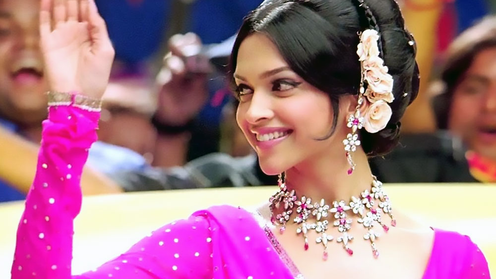 ‘ওম শান্তি ওম’ ছবিতে শাহরুখের বিপরীতে অভিনয় করে বলিপাড়ায় জায়গা করে নিয়েছিলেন বলিউডের অভিনেত্রী দীপিকা পাড়ুকোন। কিন্তু তাঁর প্রথম ছবি ২০০৬ সালে মুক্তি পেয়েছিল। কন্নড় ছবি ‘ঐশ্বর্যা’তে প্রথম অভিনয় করেছিলেন দীপিকা।