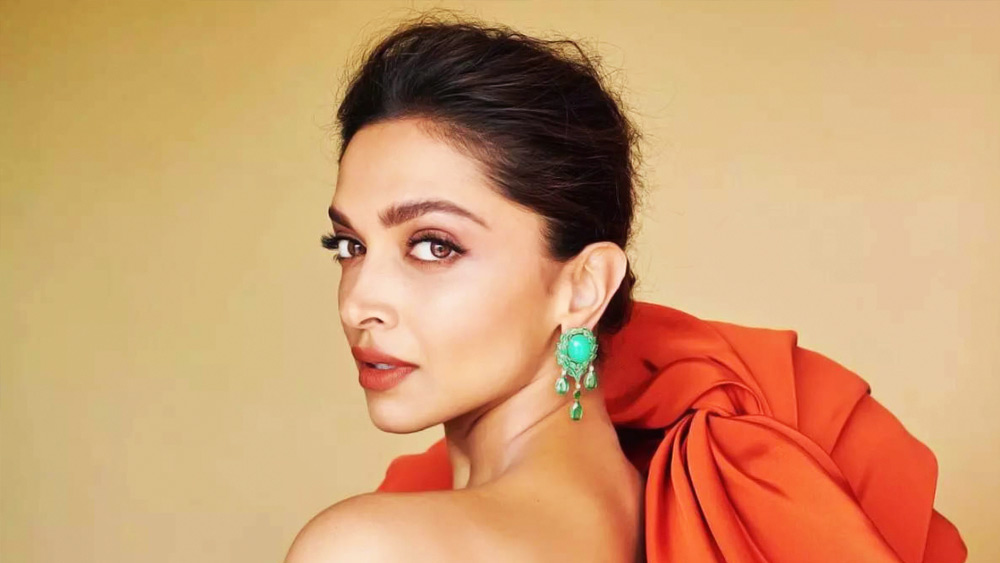 ২০২২ সালে শকুন বাত্রা পরিচালিত ‘গেহরাইয়াঁ’ ছবিতে তাঁকে শেষ কাজ করতে দেখা গিয়েছে। অভিনেত্রীকে দেখে মনেই হয় না, তিনি চল্লিশের দোরগোড়ায় পৌঁছেছেন। দীপিকা পাড়ুকোনের নাম এখন বলিউডের সর্বোচ্চ উপার্জন করা অভিনেত্রীদের মধ্যে শীর্ষে।