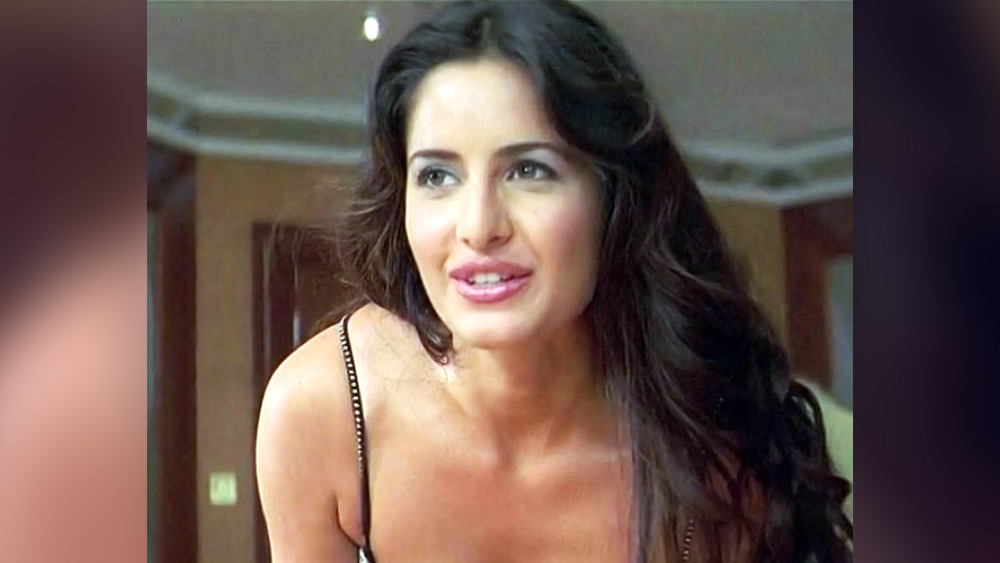 অভিনেত্রী ক্যাটরিনা কইফের কেরিয়ার শুরু ২০০৩ সালে, ‘বুম’ ছবির মাধ্যমে। অমিতাভ বচ্চন, জ্যাকি শ্রফের মতো বড় মাপের অভিনেতাদের সঙ্গে প্রথম অভিনয় করার সুযোগ পেয়েছিলেন তিনি। কিন্তু বক্স অফিসে এই ছবি মুখ থুবড়ে পড়ে।