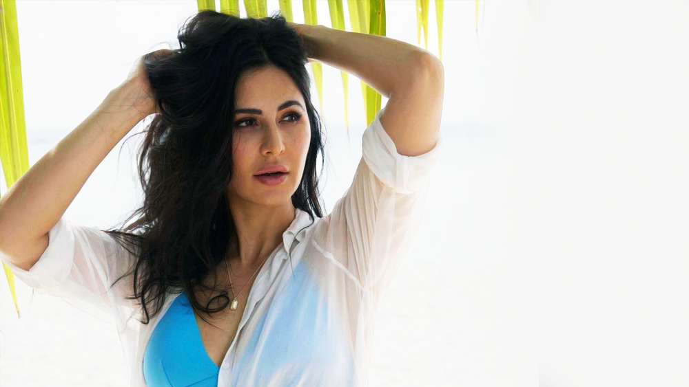 প্রথম ছবি ফ্লপ হলেও অক্ষয় কুমার, সলমন খানের সঙ্গে একের পর এক হিট ছবিতে অভিনয় করে সাফল্যের চূড়ায় উঠতে শুরু করেন অভিনেত্রী। সম্প্রতি ‘ফোন ভূত’ ছবিতে কাজ করছেন তিনি। বলিউডে আসার ১৮ বছর পরেও তিনি রূপে-গুণে ‘জেন জি’ অভিনেত্রীদের টেক্কা দিয়ে চলেছেন।