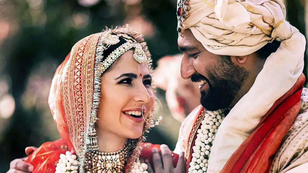 সম্প্রতি ভিকি-ক্যাটের বিয়ে উপলক্ষে বলিপাড়ায় বিয়ের সানাই বেজেছে। পাপারাৎজি থেকে অনুরাগী— সকলেই তাঁদের নিয়ে উৎসুক। নেটমাধ্যমে মাঝেমধ্যেই নিজেদের অন্তরঙ্গ মুহূর্তের ছবি ভাগ করে নেন এই জুটি।