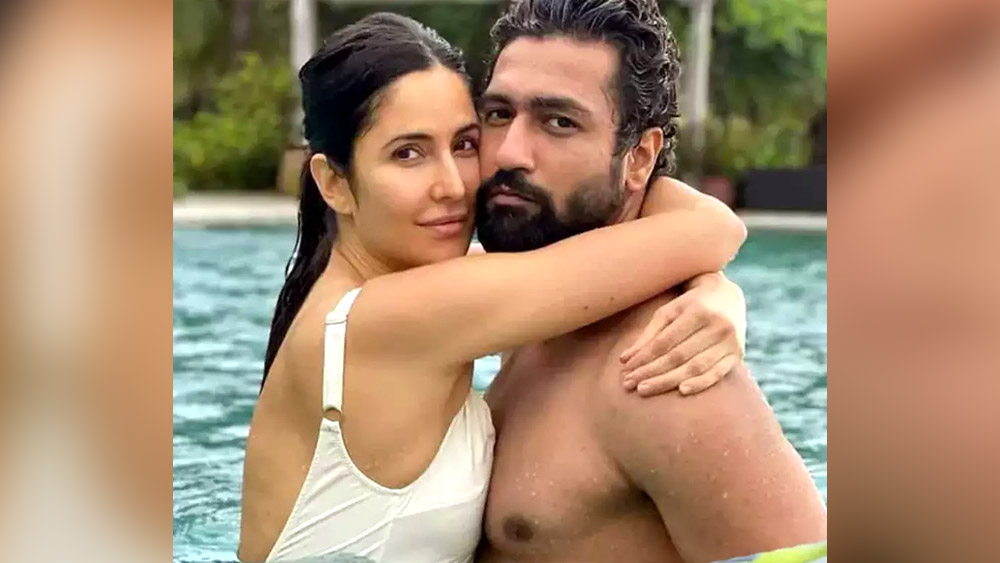 তবে, এই দম্পতি কিছু দিন আগেই ঝড়ের সম্মুখীন হয়েছে। সংবাদ সংস্থা সূত্রের খবর, অভিনেতা ভিকি মুম্বইয়ের সান্তা ক্রুজ থানায় এক ব্যক্তির বিরুদ্ধে অভিযোগ দায়ের করেছেন। জানা গিয়েছে, অভিযুক্তের নাম মনভিন্দর সিংহ।