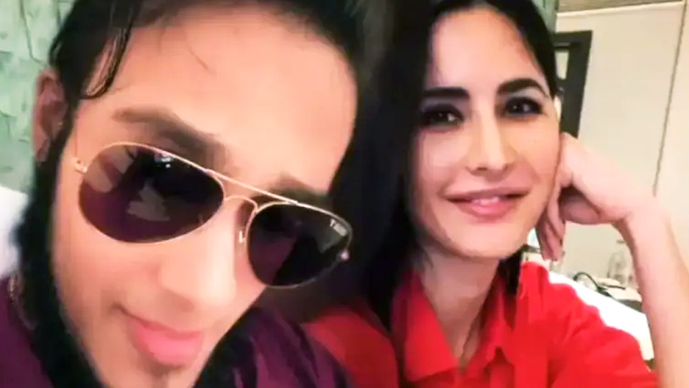 ‘স্ট্রাগলিং’ অভিনেতা মনভিন্দর নাকি ক্যাটরিনাকে নেটমাধ্যমে ‘স্টক’ করছিলেন বহু দিন ধরেই। বার বার বিয়ের প্রস্তাব দিচ্ছিলেন অভিনেত্রীকে। শুধু তা-ই নয়, ক্যাটরিনার সঙ্গে নিজের ছবি জুড়ে বিকৃত ছবি এবং ভিডিয়োও পাঠাতেন ক্যাটকে।