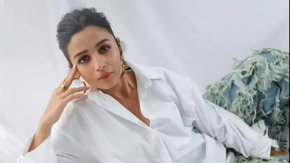 শুধু ক্যাটরিনাই নয়, হুমকি পেয়েছিলেন বলিউডের আরও এক অভিনেত্রী। সুশান্ত সিংহ রাজপুত মারা যাওয়ার পর সেই আক্রোশে আলিয়া ভট্টকে প্রাণে মেরে ফেলার হুমকি আসতে থাকে। এমনকি, ভট্ট পরিবারের সকল সদস্যের কাছেই হুমকি আসতে থাকে।