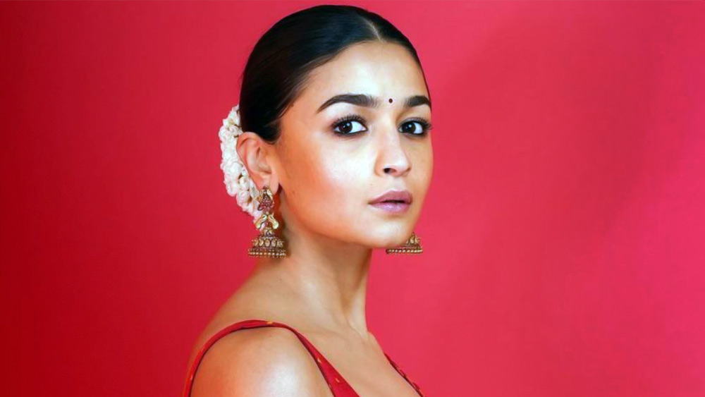 তদন্তে জানা যায়, অভিযুক্তের নাম সন্দীপ সাহু। উত্তর প্রদেশের বাসিন্দা তিনি। ভট্ট পরিবারের কাছে ৫০ লক্ষ টাকা চেয়েছিলেন। টাকা না পাঠালে সকলকে গুলি করে মেরে ফেলবেন বলেও ভয় দেখান তিনি।