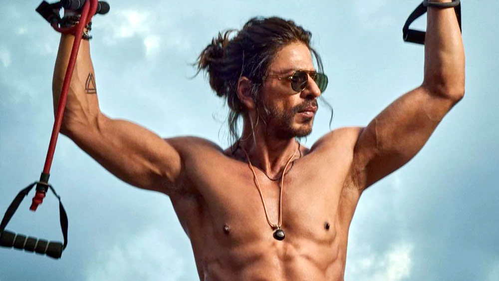 বলিউডের ‘কিং খান’ও রয়েছেন এই তালিকায়। ২০১৪ সালে মুক্তি পাওয়া ‘হ্যাপি নিউ ইয়ার’ ছবির শ্যুটিং চলাকালীন শাহরুখ খানকে প্রাণনাশের হুমকি দিয়ে খোলা চিঠি পাঠানো হয়। লেখা হয়, ‘এসআরকে আমাদের পরবর্তী টার্গেট’।