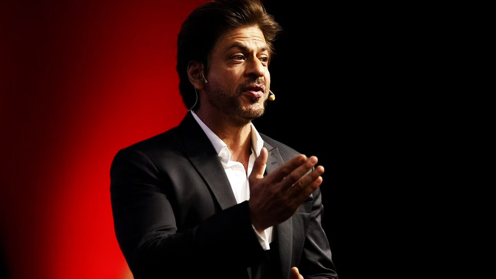 শুধু ফিল্ম সেটেই নয়, শাহরুখের বাড়িতে যে অফিস রয়েছে, সেখানেও ফোনে হুমকি দেওয়া হয়। তদন্তে জানা যায়, এ সব কিছুর পিছনে গ্যাংস্টার ছোটা রাজনের হাত রয়েছে। এর আগেও ছোটা শাকিল, আবু সালেম-সহ অন্যান্য গ্যাংস্টারও শাহরুখকে হুমকি দিয়েছেন।