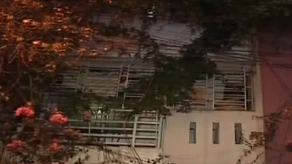 ইডি সূত্রের খবর, ৮ নম্বর বালিগঞ্জ প্লেস ইস্টে একটি বাড়িতে ঢুকে একটি তালাবন্ধ লকার দেখতে পান তদন্তকারীরা। কী আছে লকারে? তা জানতে তালা খোলার চেষ্টা চালান ইডির তদন্তকারী। শেষ খবর পাওয়া পর্যন্ত ওই বাড়ি থেকে বেশ কিছু নথি উদ্ধার করে ইডি।