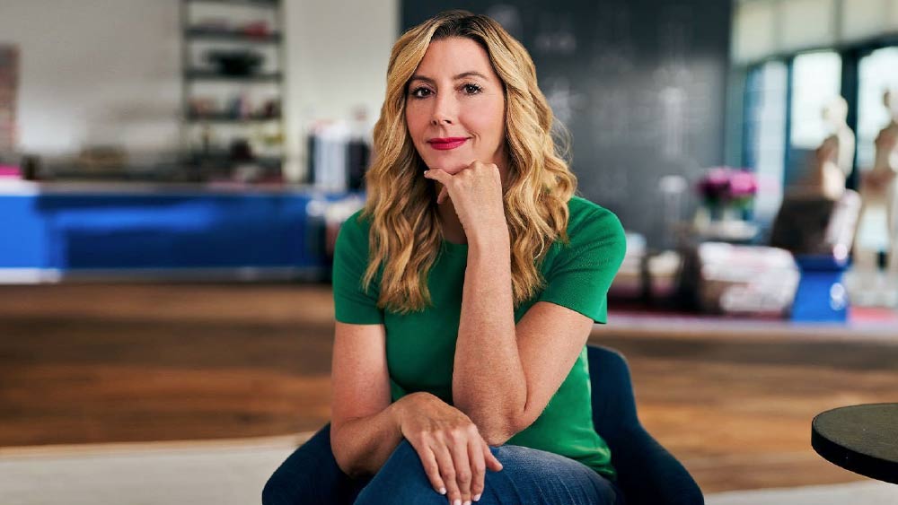 সারার ঘোষণা শুনে খুশিতে উপচে পড়েছেন সকলেই। করতালি, উচ্ছ্বাসের ফাঁকে অনেকেরই আবার আনন্দাশ্রু বয়েছে। অনেকে তখনও ব্যস্ত গোটা দৃশ্য মোবাইলে ক্যামেরাবন্দি করতে।