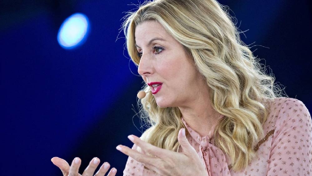 সে দিনের ভিডিয়ো, নয় নয় করে ৩০ লক্ষেরও বেশি মানুষ দেখে ফেলেছেন। উৎসাহের আতিশয্যে এক জন তো টুইটও করেছেন, ‘নিজের টিমের জন্য স্পেশাল কিছু করেছেন। সারা একেবারে কিংবদন্তি!’