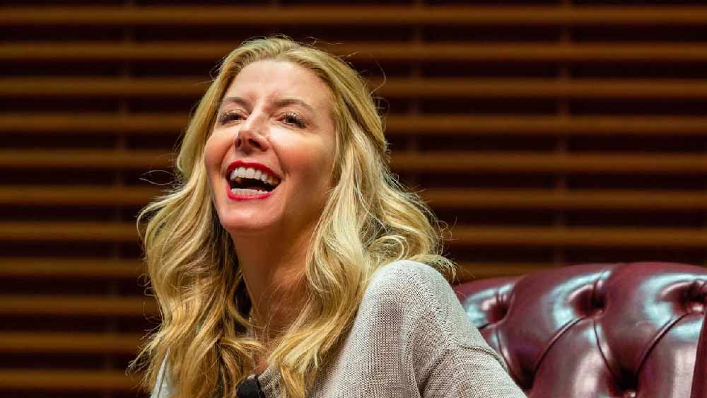 পার্টিতে নিজের ছোট্ট মেয়েকে পাশে নিয়ে কর্মীদের উদ্দেশে সারার ঘোষণা ছিল, ‘‘এই বিশেষ মুহূর্তে  আপনাদের সকলের জন্য দুটো করে প্রথম শ্রেণির বিমানটিকিট এনেছি। তাতে বিশ্বের যেখানে খুশি যাওয়া যাবে।’’