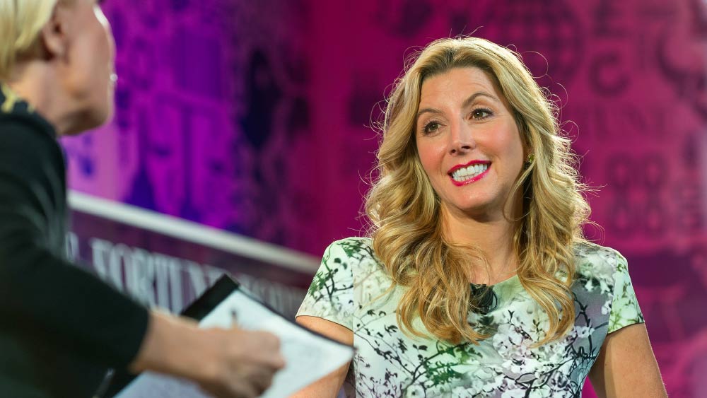 সারার কাছে এই বোনাস দেওয়াটা নিছক ঘোষণা ছিল না। খানিকটা আবেগতাড়িত হয়ে তিনি বলেছিলেন, ‘‘আমাদের প্রত্যেকের কাছে এ এক বিশেষ মুহূর্ত। বিশ্বের যে সব মহিলারা এই সুযোগ পাননি, তাঁদের কথাও স্মরণ করতে চাই।’’