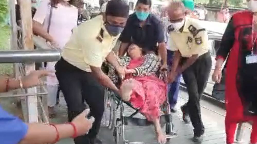 কাঁদতে কাঁদতে হাসপাতালে ঢুকছেন অর্পিতা। শুক্রবার।