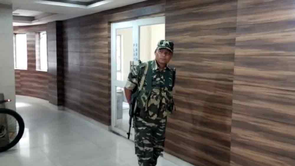 প্রথমে এই আবাসনের ‘২-এ’ ফ্ল্যাটে তল্লাশি চালাতে যান ইডি আধিকারিকেরা। কিন্তু সেই ফ্ল্যাটের চাবি না মেলায় বাধ্য হয়ে তালা ভেঙে ঢুকতে হয় ইডি আধিকারিকদের।