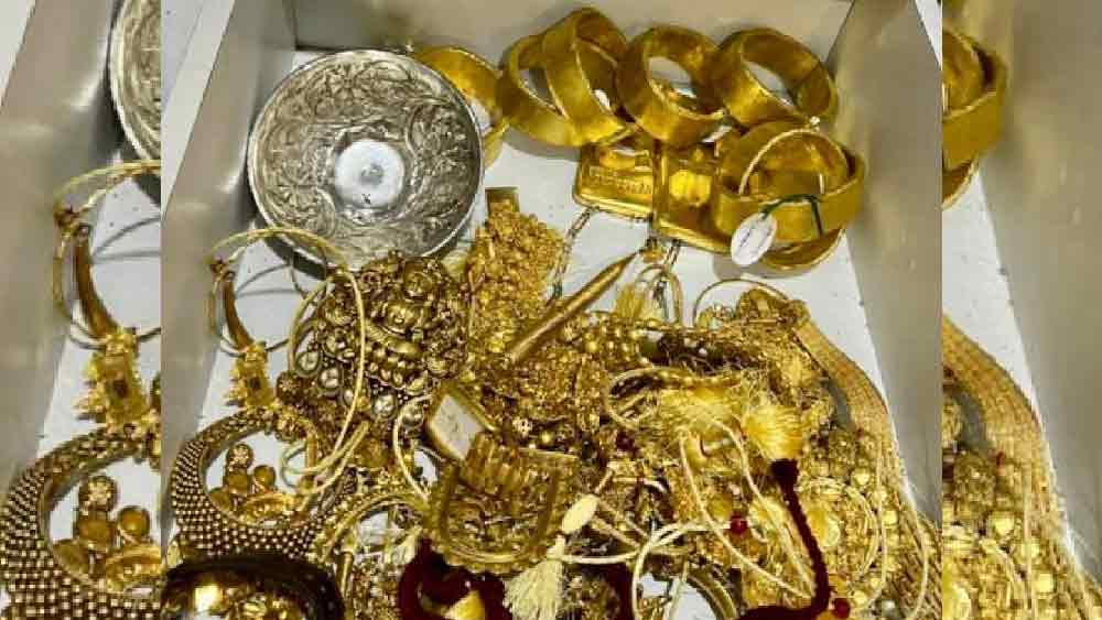 ১ কেজি করে তিনটি সোনার বাট, আংটি, একাধিক মোটা হার, ছ’টি মোটা মোটা সোনার কাঁকন (বালা)-সহ একাধিক রকমারি সোনার গয়নাও উদ্ধার করা হয়। ইডি আধিকারিকদের বাজেয়াপ্ত করা ‘স্বর্ণভান্ডার’-এর মধ্যে দেখা যায় দু’টি সোনার ঘড়ি ও একটি সোনার পেন।