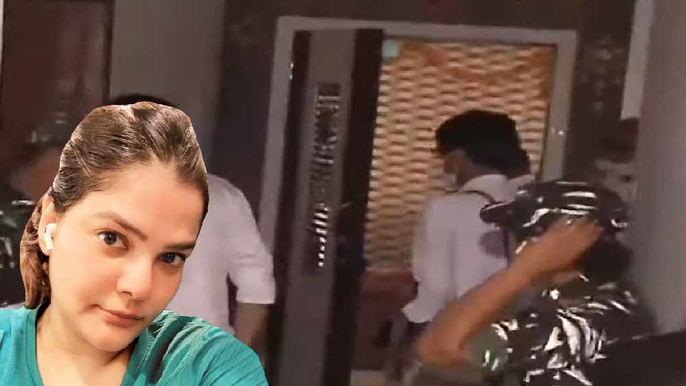 তবে এই ফ্ল্যাট থেকে বিশেষ কিছু উদ্ধার হয়নি। অভিযান শেষে ইডির তদন্তকারী দল এই ফ্ল্যাটটি সিল করে বেরিয়ে যান।