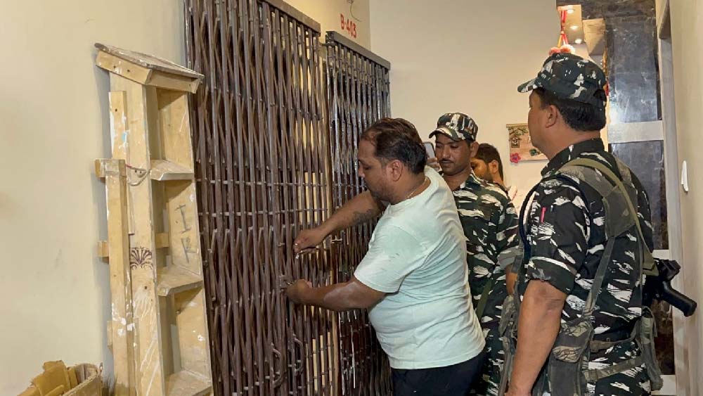 এর পর বৃহস্পতিতে উত্তর ২৪ পরগনার চিনার পার্কেও অর্পিতার একটি ফ্ল্যাটের হদিস পাওয়া যায়। চিনার পার্কের নোয়াপাড়ার পূর্বপাড়ায় রয়েল রেসিডেন্সি আবাসনের বি ব্লকের চার তলায় এই ফ্ল্যাটে আছে বলেই খবর পান ইডি আধিকারিকেরা।