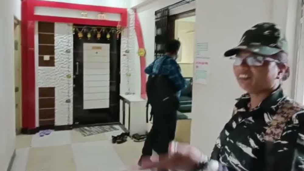 কেন্দ্রীয় তদন্তকারী সংস্থা সূত্রে দাবি, ওই ফ্ল্যাটটির সন্ধান পাওয়া মাত্রই বিকেলে তল্লাশি অভিযান চালানোর সিদ্ধান্ত নেওয়া হয়। ফ্ল্যাটটি তালাবন্ধ অবস্থায় ছিল। ইডি সূত্রে খবর, ফ্ল্যাটের চাবি না মেলায় শেষ পর্যন্ত এই ফ্ল্যাটেও তালা ভেঙেই ভিতরে ঢোকেন তদন্তকারীরা। পরে অবশ্য ফ্ল্যাটটি লক করে দেওয়া হয়।