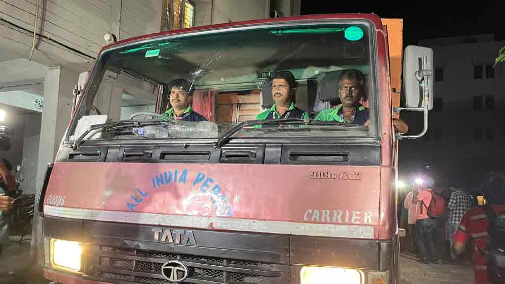 তল্লাশি শেষে এই ফ্ল্যাটটিও সিল করে দেন ইডি আধিকারিকেরা।