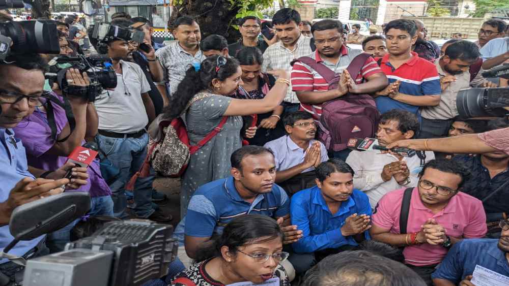 অভিষেকের ক্যামাকস্ট্রিটের অফিসের বাইরে টেট পরীক্ষার্থীরা।