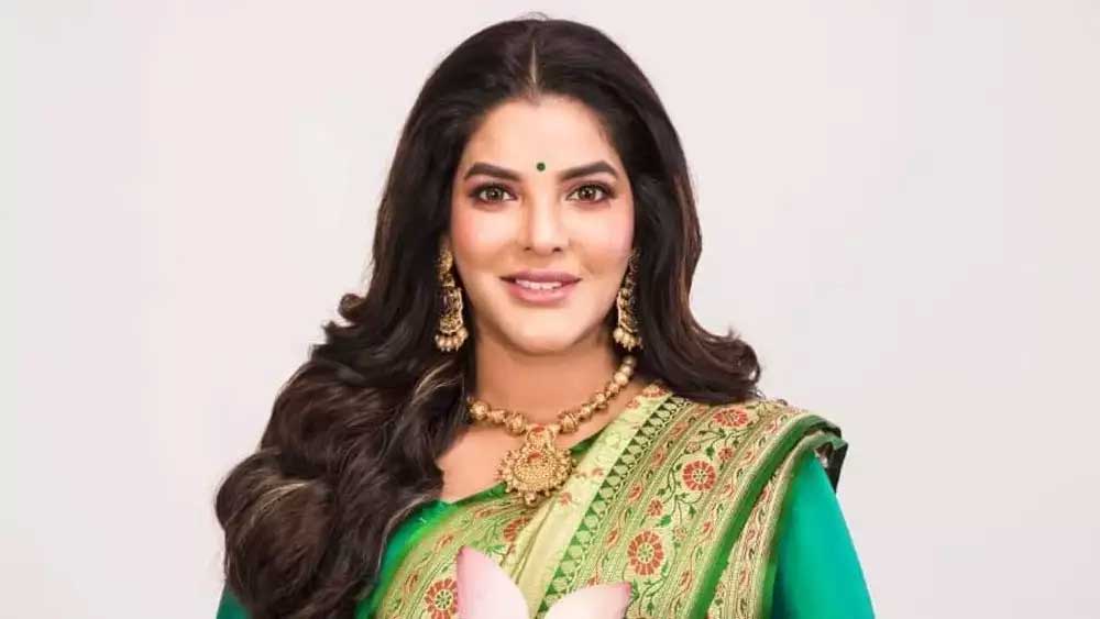 প্রতিটি গাড়িই বহুমূল্য। একটা বা দু’টো নয়, পাঁচ পাঁচটা বিলাসবহুল গাড়ি রয়েছে অর্পিতার।