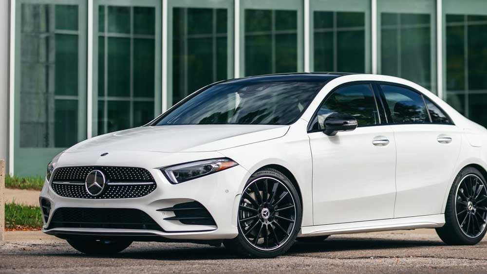 অর্পিতার ‘উধাও’ হওয়া গাড়িগুলির মধ্যে প্রথমেই যে গাড়ির কথা উল্লেখ করতে হবে, তা হল মার্সিডিজ-বেঞ্জ। এই গাড়িটিতে অর্পিতাকে দেখেছেন বলে আবাসনের এক বাসিন্দা দাবি করেছেন।