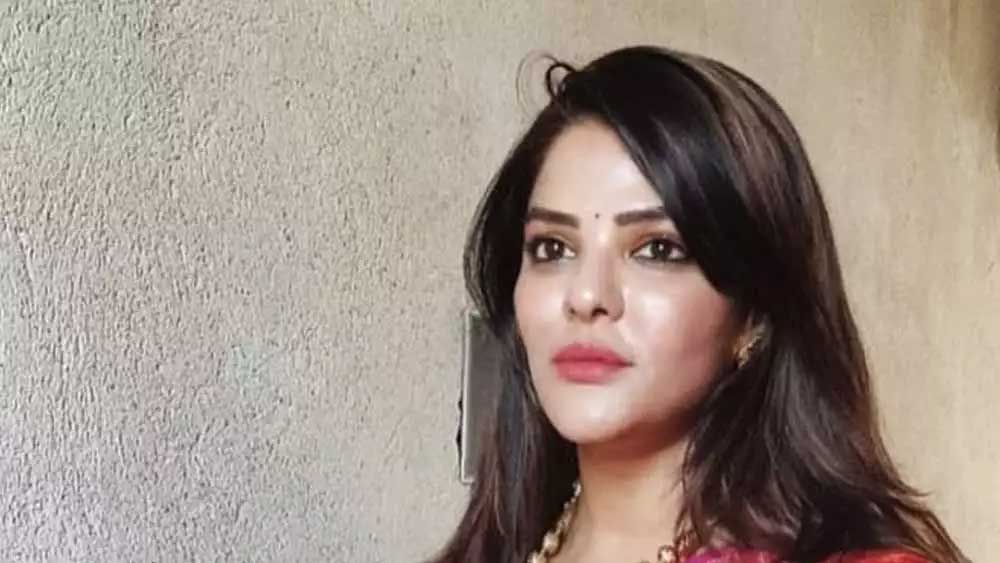 সূত্রের খবর, অর্পিতা যে অডি গাড়িটি ব্যবহার করতেন, তার আনুমানিক মূল্য প্রায় ৪০ লক্ষ টাকার মতো।