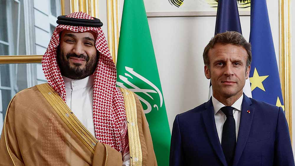 বৃহস্পতিবার সন্ধ্যায় ফ্রান্সের প্রেসিডেন্ট ইমানুয়েল মাকরঁর সঙ্গে তাঁর বাসভবন এলিজি প্যালেসে বৈঠক করেন সৌদির যুবরাজ। 