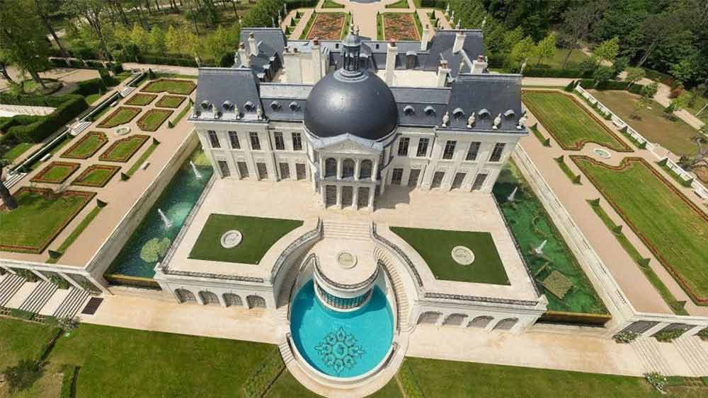 বস্তুত, ইউক্রেন-যুদ্ধের আবহে রাশিয়ার বিকল্প জ্বালানি সরবরাহকারী হিসাবে পশ্চিমী দেশগুলির কাছে এই মুহূর্তে সৌদির গুরুত্ব যথেষ্ট। ফলে বৃহস্পতিবারের বৈঠক ঘিরে উৎসাহের অন্ত ছিল না পশ্চিমী সংবাদমাধ্যমগুলির। ওই বৈঠকের পাশাপাশি যুবরাজের প্রাসাদ ঘিরেও কম কৌতূহল নেই তাদের।