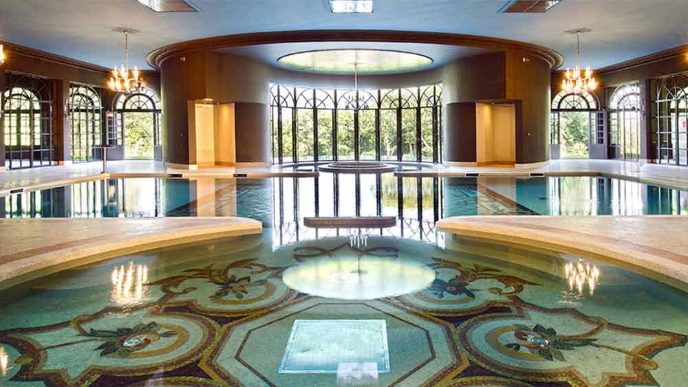 প্যারিস থেকে দূরে ল্যুভসিয়েন্স নামে একটি কমিউনে ওই প্রাসাদটি সৌদি যুবরাজের। ২০১৫ সালে সেটি কিনেছিলেন তিনি। ঘটনাচক্রে, তার কয়েক বছর পরই যুবরাজের বিরুদ্ধে সৌদির সাংবাদিক জামাল খাশোগিকে হত্যায় জড়িত থাকার অভিযোগ উঠেছিল। 