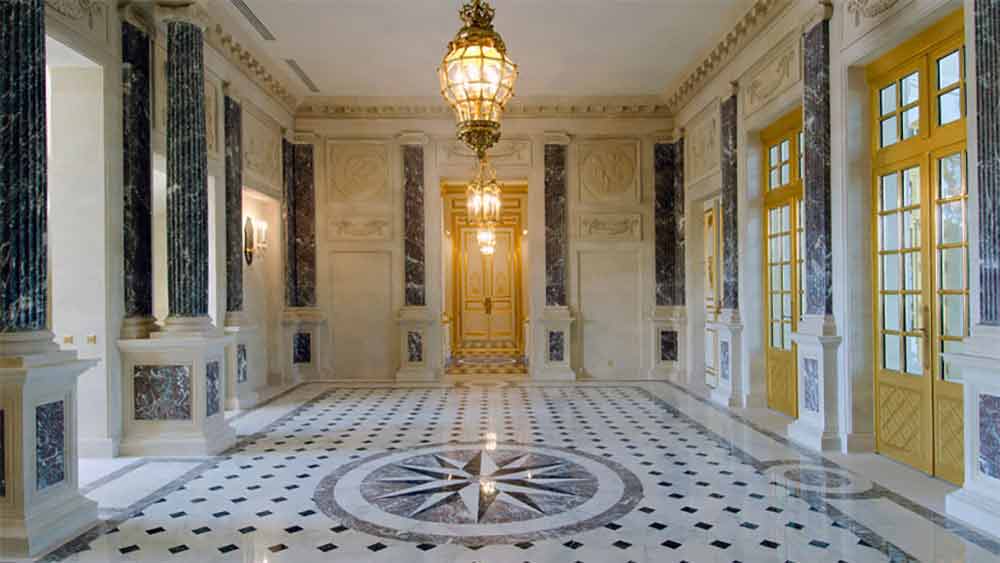 কাকতালীয় ভাবে, ২০০৯ সালে ‘চতুর্দশ লুই’ নামে ওই প্রাসাদটির নির্মাতা ছিলেন খাশোগির তুতো ভাই ইমাদ খাশোগি। ফ্রান্সে অভিজাত নির্মাণকাজের ব্যবসা রয়েছে তাঁর।