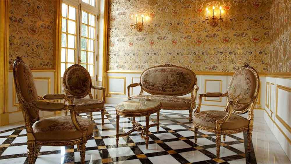 ফ্রান্সের রাজপরিবারের সদস্যদের এক কালের বাসভবন ভার্সেই প্যালেসের অনুকরণেই নাকি চতুর্দশ লুই শ্যাতো বা দুর্গটি গড়ে তোলা হয়েছিল। পরে সেটি কিনে নেন সৌদির যুবরাজ।