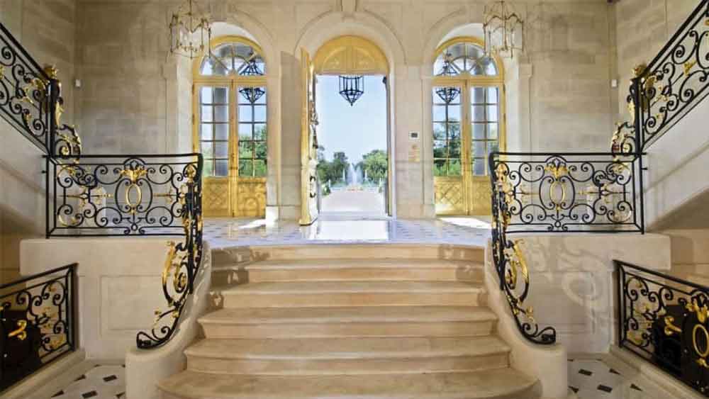 ল্যুভসিয়েন্সে ৭,০০০ বর্গমিটারের ওই সম্পত্তিটি সৌদির যুবরাজ কার কাছ থেকে কিনেছিলেন, সেটি আজও অজানা। 