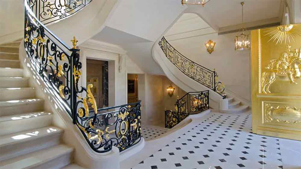 যুবরাজের ওই প্রাসাদের অন্দরে বিলাসের যাবতীয় উপকরণই মজুত রয়েছে। নাইটক্লাব, সিনেমা হল, স্কোয়াশ কোর্ট, সুইমিং পুল, সোনার পাতায় মোড়া কৃত্রিম ঝর্না— কী নেই!