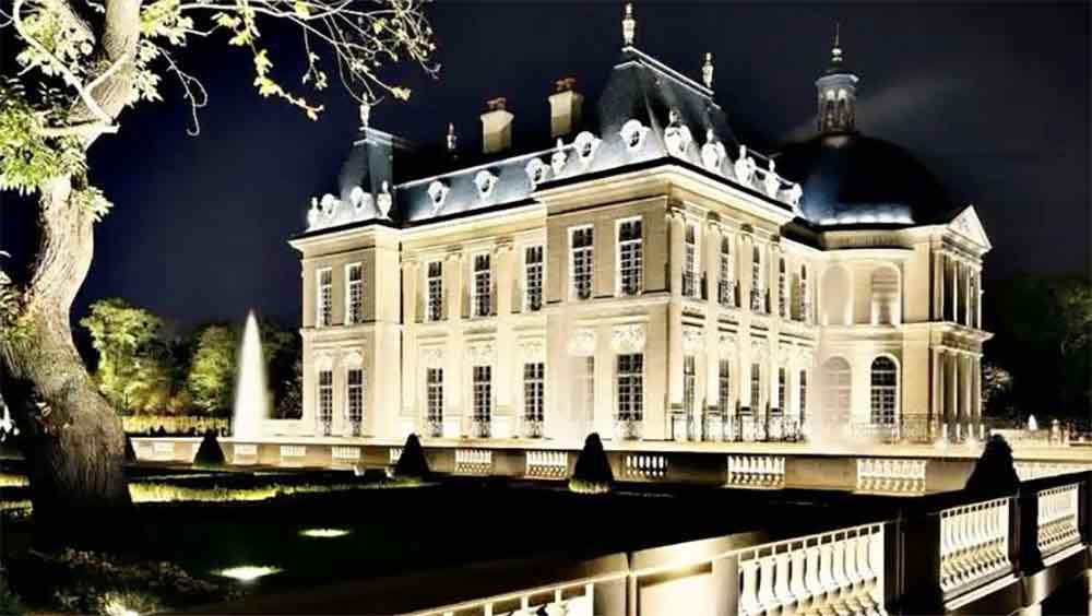 যুবরাজের ৫৭ একরের ওই দুর্গের ভিতরে বসবাসের জায়গা নাকি প্রায় ৫৪ হাজার বর্গফুট। প্রাসাদের দরজাগুলি প্রতিটিই সোনায় মোড়া। গোটা প্রাসাদ জুড়েই নাকি বহুমূল্য শিল্পকর্ম ছড়িয়ে রয়েছে।