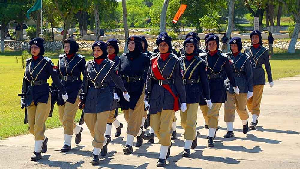 লিয়ারির মতো অপরাধপ্রবণ এলাকায় পুলিশের চাকরি করাটা যে ঝুঁকির, তা মেনে নিয়েছেন মনীষা। তাঁর আত্মীয়স্বজনেরা মনে করেন, পুলিশের চাকরিতে মেয়েদের টেকা সহজ নয়। তবে মনীষা বলেন, ‘‘এখনও পর্যন্ত তাঁদের ভুল প্রমাণিত করতে পেরেছি।’’ ডেপুটি পুলিশ সুপার পদে দায়িত্বভার নেওয়ার পরও বোধ হয় একই কথা বলতে পারবেন মনীষা।