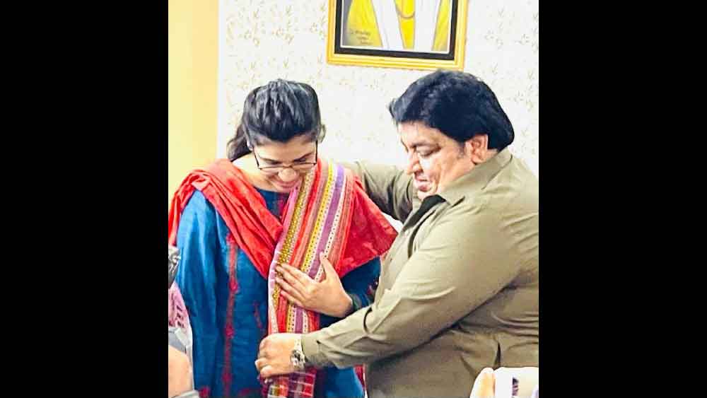 অনেকের মতে, পাকিস্তানের মতো রক্ষণশীল তথা পুরুষশাসিত সমাজে মনীষার এই কীর্তি অনন্য। মনীষা জানিয়েছেন, তাঁদের বাড়ির সদস্যরাও অত্যন্ত রক্ষণশীল। তিনি বলেন, ‘‘আমরা পুরুষতান্ত্রিক পরিবেশে বড় হয়েছি। ছোটবেলা থেকে আমাদের বলা হত, পড়াশোনা করতে পারি। তবে পেশা বাছাইয়ের সময় শিক্ষকতা অথবা ডাক্তারিকেই বেছে নিতে হবে।’’