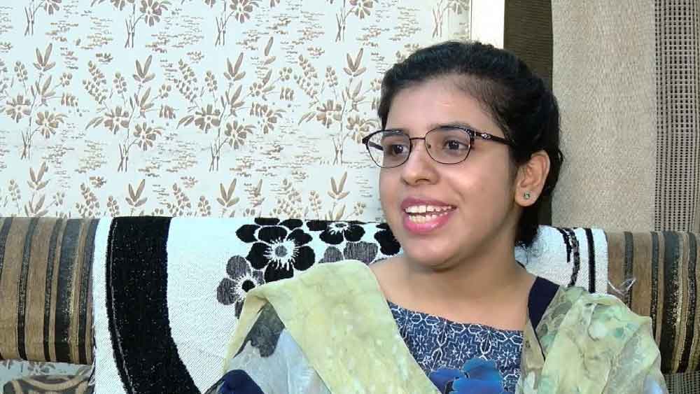 পুলিশের চাকরি করা বা আইন-আদালত বিষয়ক কোনও পেশা বেছে নেওয়ার ‘অধিকার’ না থাকলেও সে পথেই গিয়েছেন মনীষা। আদতে পাকিস্তানের সিন্ধু প্রদেশের বাসিন্দা তাঁরা। তবে ১৩ বছর বয়সে বাবার অকালমৃত্যুর পর সন্তানদের নিয়ে করাচিতে বসবাস করতে শুরু করেন তাঁর মা।