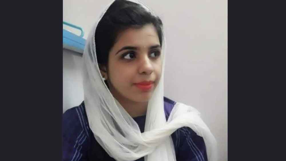 সিন্ধু প্রদেশের জেকবাবাদে মধ্যবিত্ত পরিবারে বেড়ে উঠেছেন মনীষা। তিনি বলেন, ‘‘ভাল ঘরের মেয়েরাও যে পুলিশ বা কোর্টকাছারির কাজ করতে পারে, সেটাই বোঝাতে চাই।’’