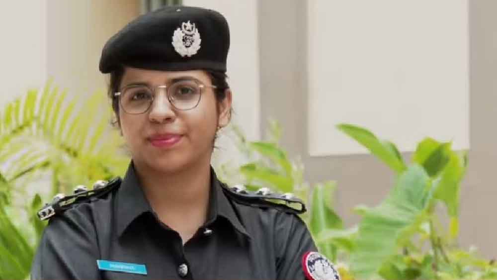 ছোটবেলা থেকে উর্দিধারীদের দেখে অনুপ্রেরণা পেলেও পুলিশের চাকরি করার কথা ভাবেননি তিনি। বরং এমবিবিএস প্রবেশিকা পরীক্ষার প্রস্তুতি নিতে হয়েছিল। সে পরীক্ষায় বসেও ছিলেন। তবে ১ নম্বরের জন্য শিকে ছেঁড়েনি।