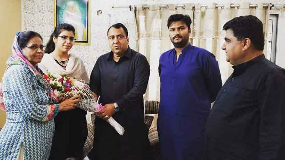 সেই পরীক্ষায় অসফল হওয়াটা কার্যত শাপে বর হয়েছিল। মনীষা বলেন, ‘‘ডাক্তারির প্রবেশিকায় ফেল করার পর বাড়িতে সাফ বলে দিয়েছিলাম, ফিজিক্যাল থেরাপি শেখার চেষ্টা করব। পাশাপাশি, সিন্ধু পাবলিক সার্ভিস কমিশনের পরীক্ষায়ও বসব।’’