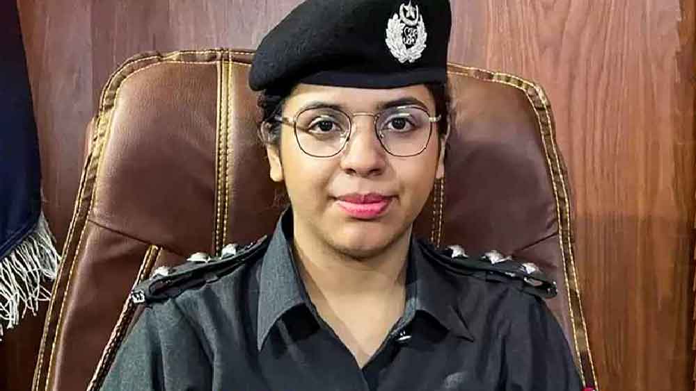 পুলিশের চাকরির ট্রেনিং শেষে লিয়ারির মতো অপরাধপ্রবণ এলাকায় কাজে যোগ দিতে হবে। তবে অকুতোভয় মনীষা! অপরাধীদের বিশেষ করে মহিলাদের ‘রক্ষক’ হয়ে উঠতে চান তিনি। মনীষার কথায়, ‘‘আমাদের সমাজে আকছার অপরাধের শিকার হন মহিলারা। এ সমাজে মহিলাদের ‘রক্ষক’ প্রয়োজন। সে জন্যই পুলিশের চাকরিতে যোগ দিয়েছি।’’