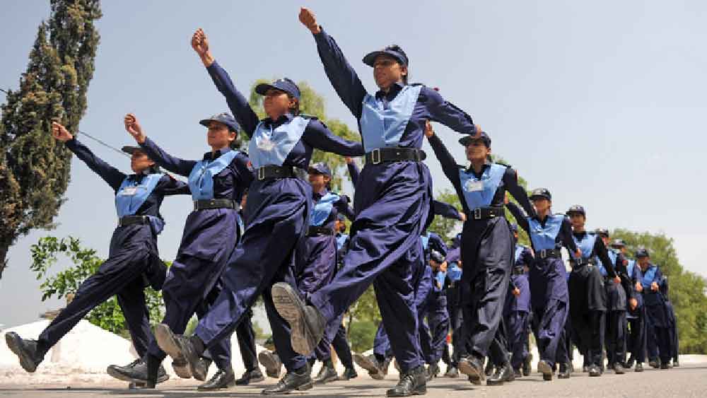 মনীষার তিন বোন অবশ্য চিকিৎসক। ভাইও সে পেশায় যাওয়ার জন্য পড়াশোনা করছেন। তবে আর কিছু দিনের মধ্যেই পরিবারের একমাত্র পুলিশে চাকরিরতা হবেন তিনি।