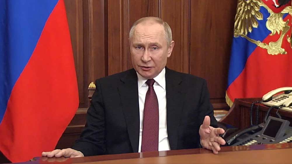 গত ২৪ ফেব্রুয়ারি যুদ্ধ ঘোষণার আগে ওই অঞ্চলকে ‘স্বাধীন রাষ্ট্র’ হিসেবে স্বীকৃতি দিয়েছিলেন পুতিন। সেখান থেকেই প্রথম রুশ সেনার অনুপ্রবেশেরও খবর মেলে। ওই অঞ্চলের জনগোষ্ঠীর বড় অংশ রুশ। 