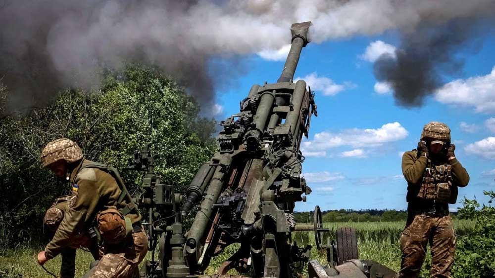 দেওয়া হয়েছিল বিমান বিধ্বংসী স্ট্রিংঙ্গার ক্ষেপণাস্ত্রও। পরবর্তী পর্যায়ে জুনের শেষ পর্বে ১৫৫ মিলিমিটার এম-৭৭৭ হাউইৎজার এবং হিমার্স ক্ষেপণাস্ত্র দেওয়া হয় ইউক্রেনকে।