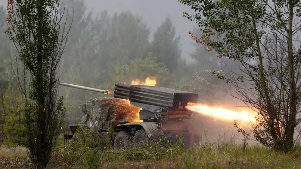 গত ২৫ জুন প্রথম আমেরিকা থেকে ৮টি হিমার্স পেয়েছিল ইউক্রেন। এর পর থেকে ১৬ জুলাইয়ের মধ্যে সেগুলি ব্যবহার করে রুশবাহিনীর অন্তত ৩০টি সামরিক অবস্থান ধ্বংস করা হয়েছে বলে ইউক্রেনের প্রতিরক্ষা দফতরের দাবি।