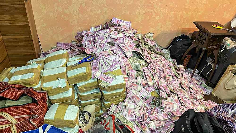 মোটা কাগজে মোড়া হাজারো প্যাকেটের মুখে সেলোটেপ আঁটা। তাতে থরে থরে সাজানো ৫০০ ও ২,০০০ টাকার বান্ডিল। ইডি জানিয়েছে, সব মিলিয়ে প্রায় ৫০ কোটি টাকা উদ্ধার হয়েছে রাজ্যের প্রাক্তন শিক্ষামন্ত্রী পার্থ চট্টোপাধ্যায়ের ‘ঘনিষ্ঠ’ অর্পিতা মুখোপাধ্যায়ের ফ্ল্যাট থেকে। সঙ্গে বিপুল পরিমাণ বিদেশি মুদ্রা, সোনাদানা তো রয়েইছে। 